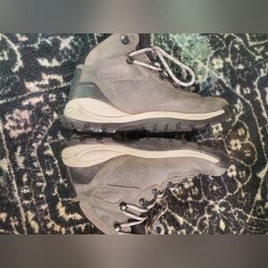 Moving Sale Women's Size 7.5 waterproof Columbia shoes Grey